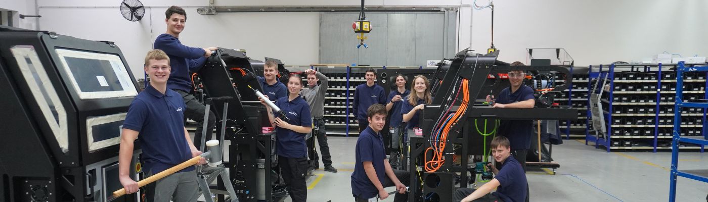 Ausbildung bei esmo – gemeinsam stark im Team Das Azubi-Team der esmo AG bei der Arbeit in der Produktionshalle