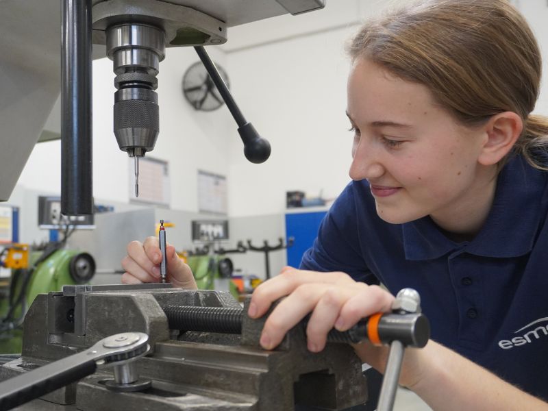 Ausbildung zur Industriemechanikerin bei der esmo AG – präzises Arbeiten an der Maschine Auszubildende Industriemechanikerin beim präzisen Arbeiten an einer Bohrmaschine
