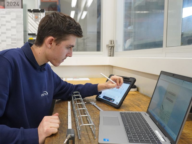 Ausbildung zum Technischen Produktdesigner – von der Zeichnung zum Bauteil Technischer Produktdesigner bei der Arbeit mit Tablet, CAD-Zeichnung und Bauteil